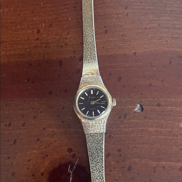 Elegant Gold Watch - Picture 2 of 4